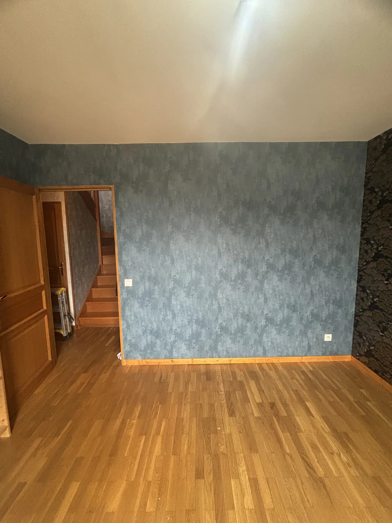Mur décoratif bleu et floral de la chambre rénovée