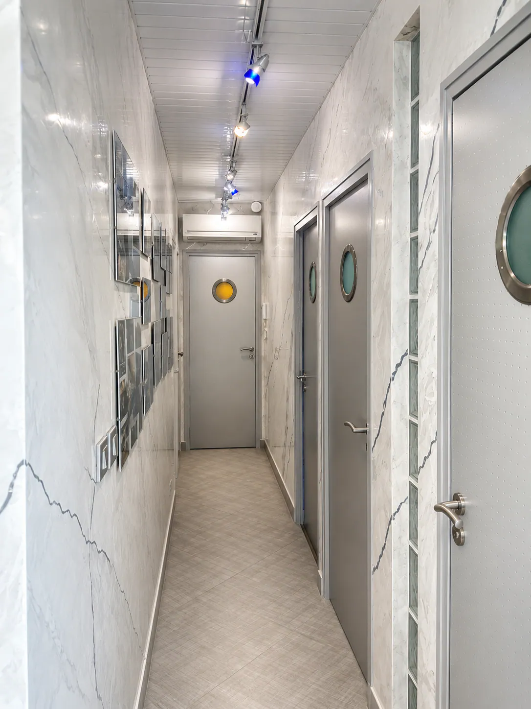 Couloir aux murs en enduit décoratif marbré blanc