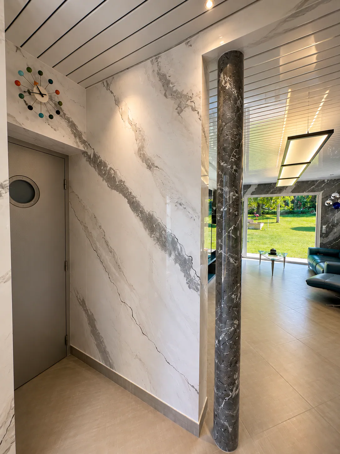 Détail d’un enduit décoratif clair avec veines grises