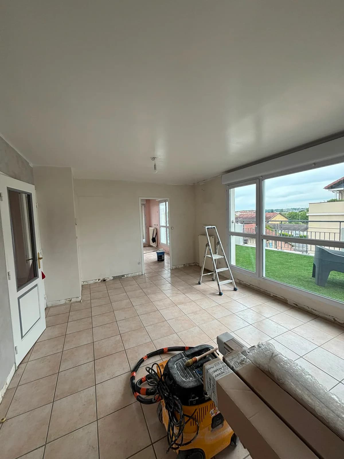 Seconde vue de la pièce avant peinture