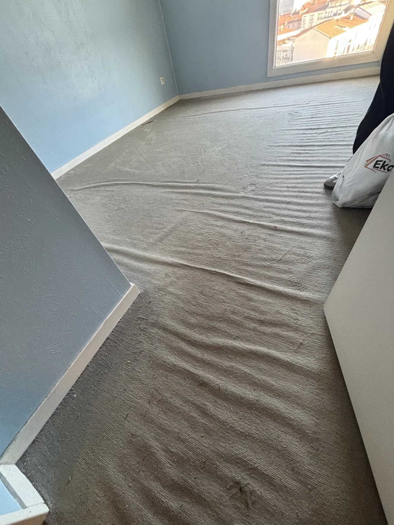 Revêtement en cours de pose dans une chambre bleue