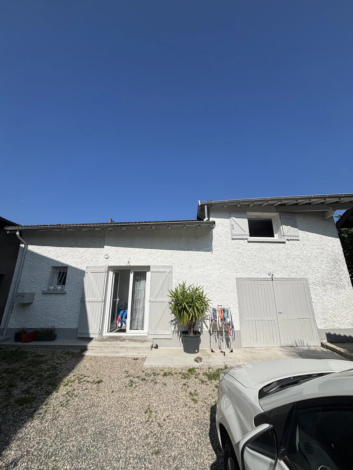 Vue rapprochée de la façade principale rénovée