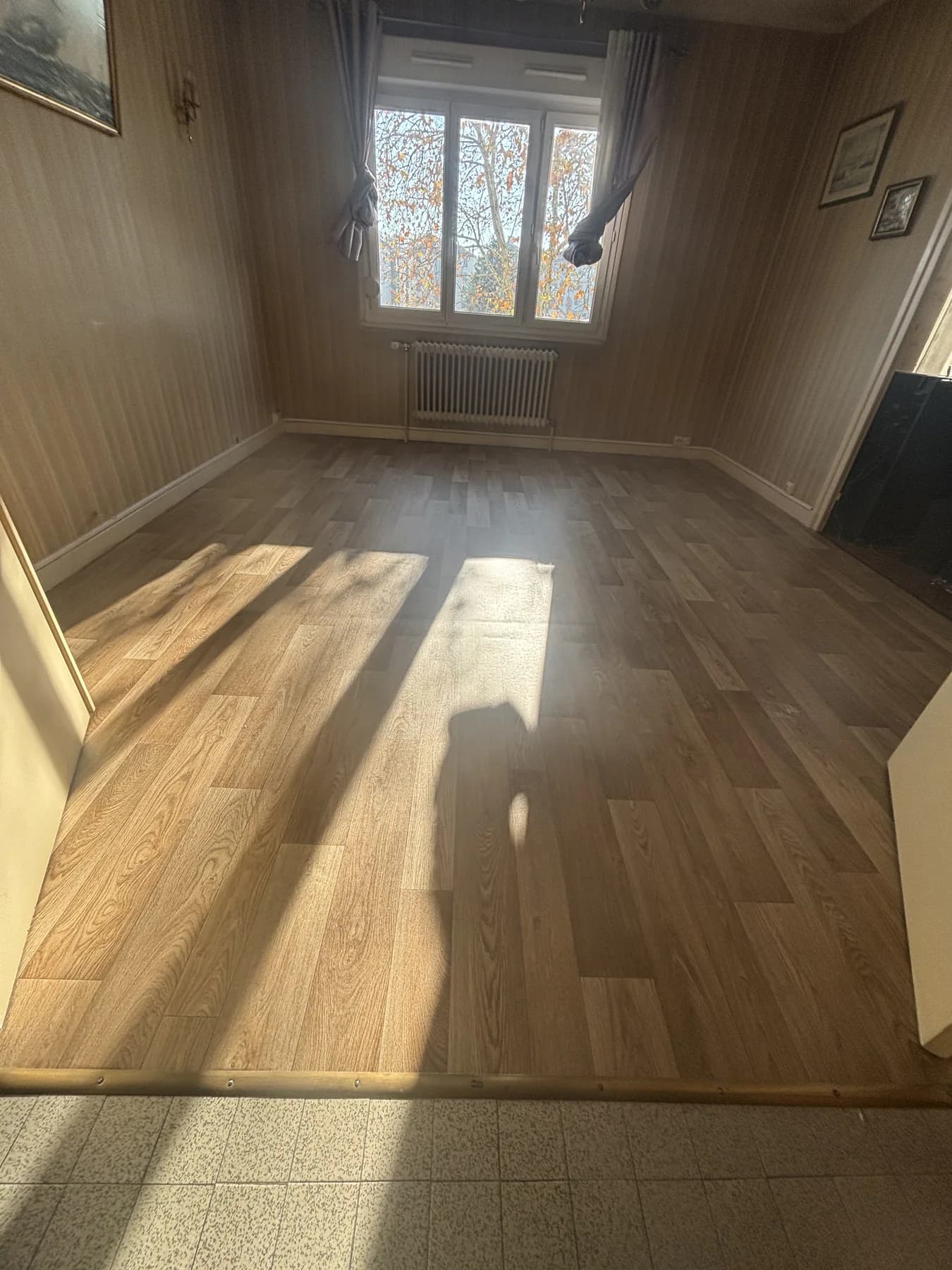 Sol en motif chevron après pose