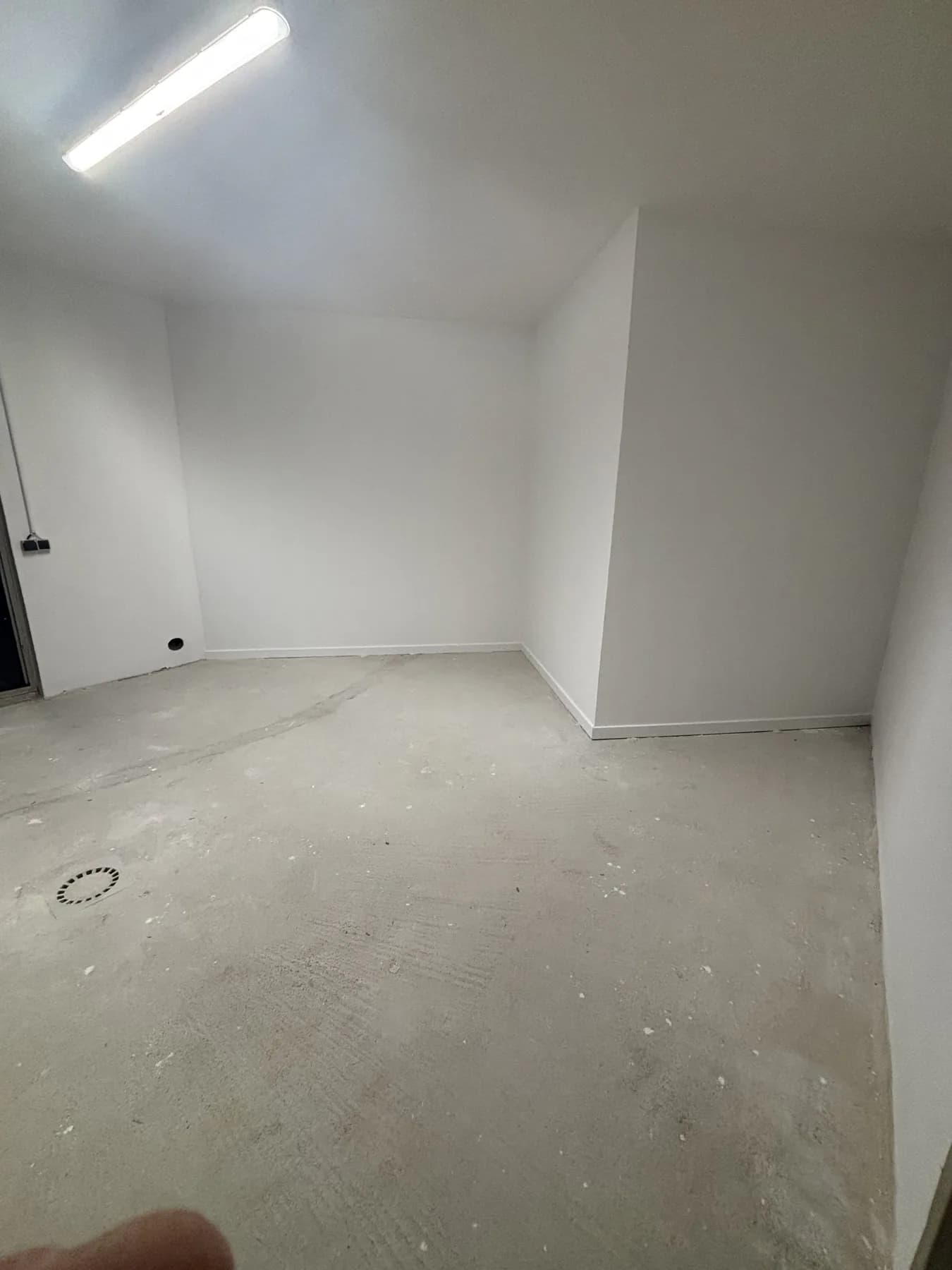 Murs et plafond blancs après travaux de plâtrerie